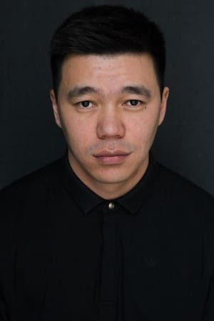 Qora odam oriq gozallikning mushukiga kiradi