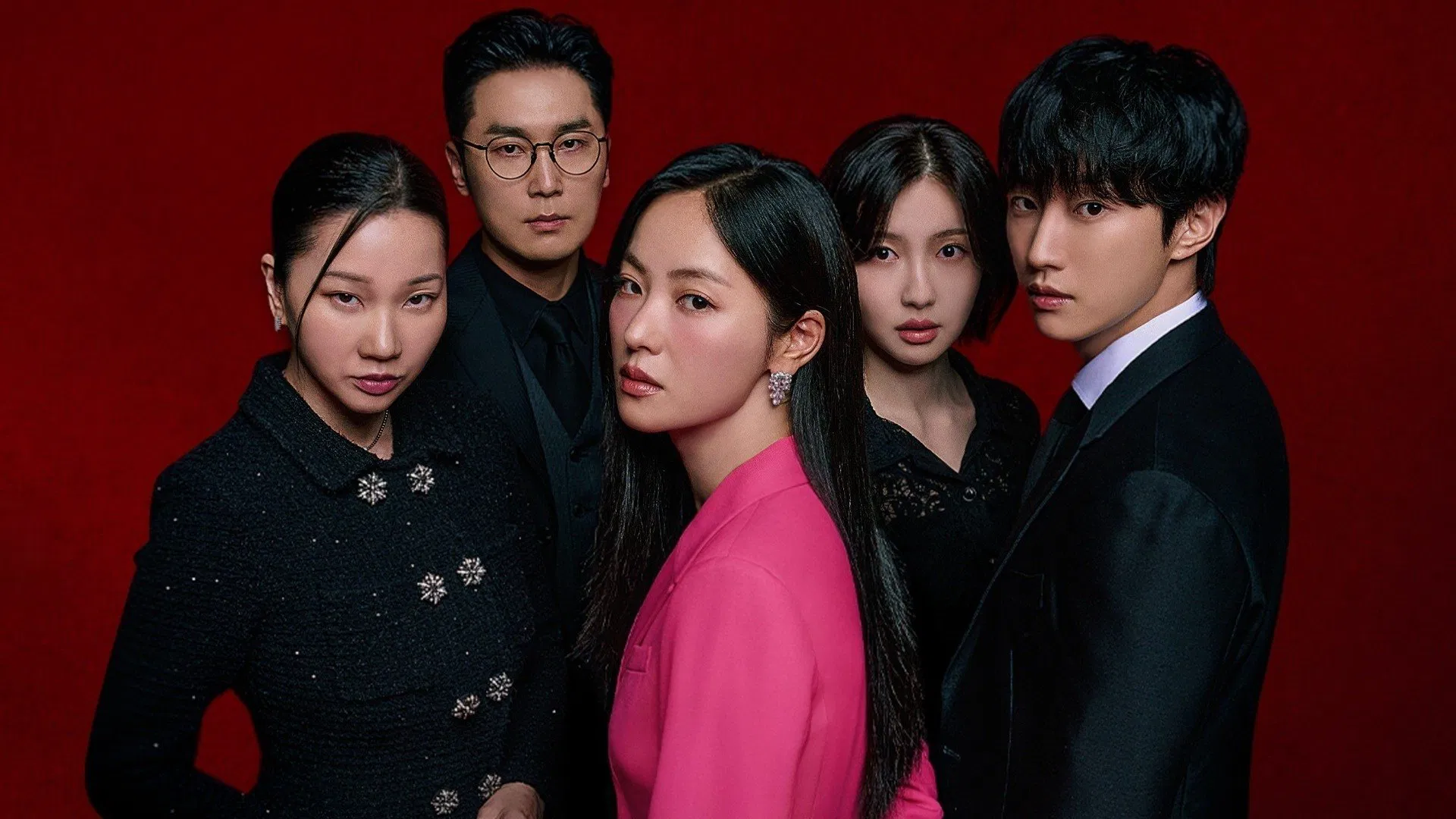 Odamlar bir olomon yosh qizning mushukchaga kiradi